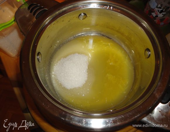 Сок отправляем в кастрюльку, добавляем 350 гр сахара (остальной сахар идет в тесто) и варим сироп.