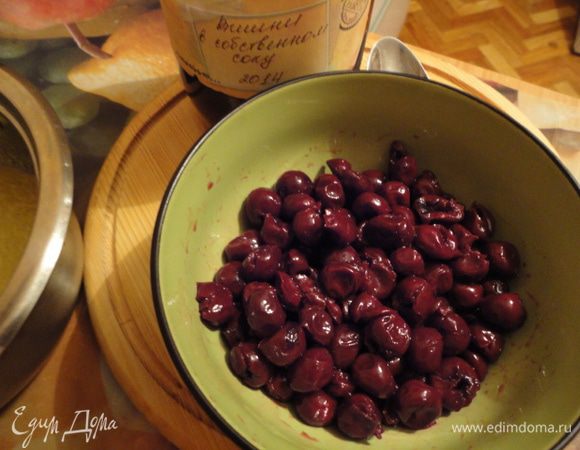 Вишню хорошо отцеживаем от сока и кладем в сироп.