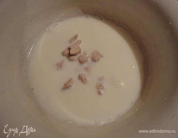 Пока наша вишня будет остывать готовим тесто.
Растворяем дрожжи и оставшиеся 50 гр сахара в теплом молоке.