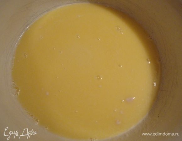 Растапливаем масло и добавляем к молоку.