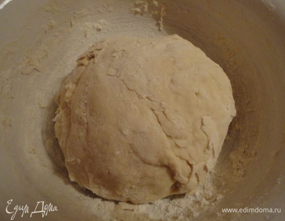 Замешиваем тесто мукой. Важный момент: муки в рецепте указано приблизительное количество. Точно я ее не отмеряла. Берем столько сколько потребуется для замеса эластичного теста, которое не будет липнуть к рукам (слишком сильно забивать тесто мукой не нужно, достаточно просто, чтобы перестало липнуть и можно было раскатать).