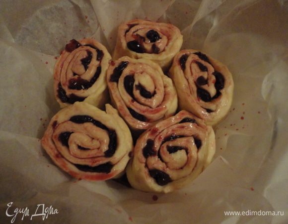 Выкладываем плотно наши рулетики в форму (я использовала стеклянную круглую форму и бумагу для выпечки) и отправляем в духовку на 190 градусов. Время запекания около 30-40 минут.