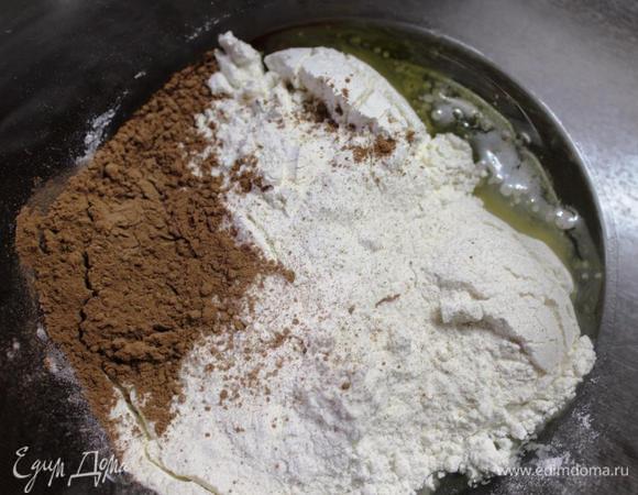 Разогреваем духовку до 180 градусов.
Соединяем в миске масло, минеральную воду, муку, столовую ложку с горкой какао и ванилин.
