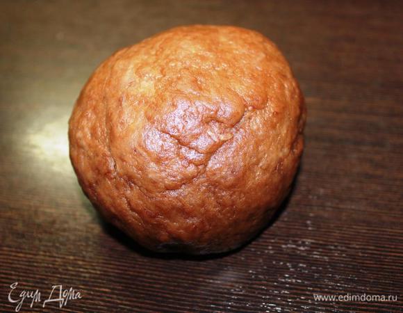 Замешиваем упругое мягкое тесто. Если шоколад берете горький, то добавьте в тесто 1 ст.л. сахарной пудры.