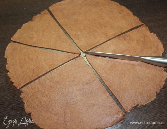 Раскатываем тесто в тонкий пласт и режем его на 8 секторов.

