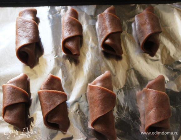 Выкладываем на застеленный противень и ставим в духовку на 20 минут.