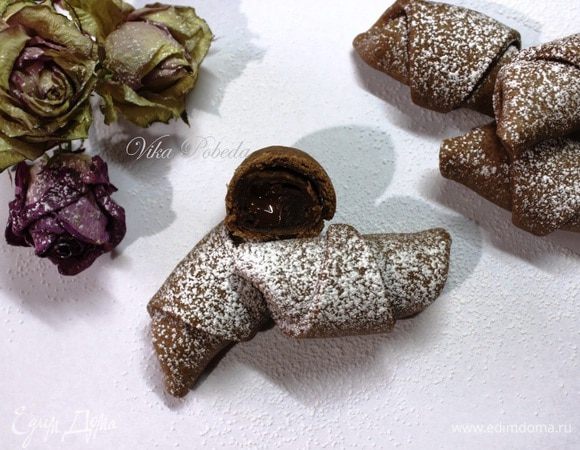 Посыпаем сахарной пудрой и радуем себя!!!
Печенье получается аккуратным, мягким, с влажной шоколадной начинкой в теплом состоянии.
Угощайтесь))) 

