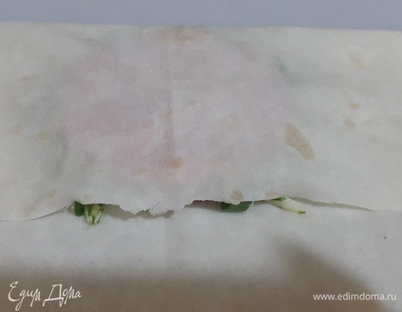 Сворачиваем конвертик так, чтобы начинка не "убежала".