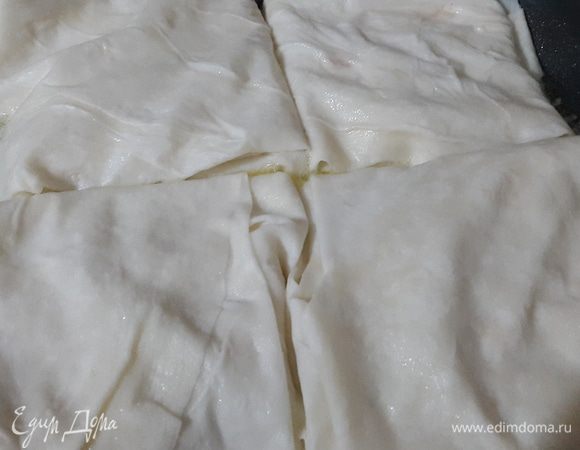 В сковороде растапливаем масло, каждый конвертик окунаем полностью в теплую воду и обжариваем с двух сторон до румяной корочки, солим.