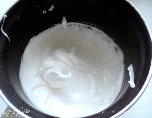 Охлажденные белки взбить в крепкую пену, добавив в конце 5 ст.ложек сахарной пудры и ванильный сахар. 