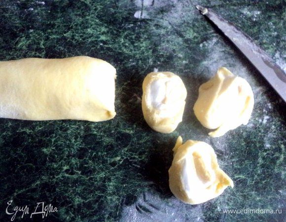 Свернуть пласт рулетом, защипнуть края и порезать кусочками толщиной 1.5 см.