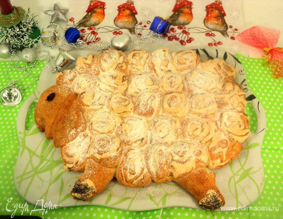 Выпекать при температуре 180 градусов 25 минут.Готовый пирог выложить на блюдо и посыпать сахарной пудрой. Приятного аппетита! С наступающим Новым Годом!