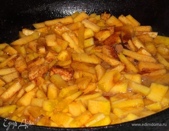 Готовим начинку. Сливочное масло растопить на сковороде на небольшом огне, добавить сахар, бренди, немного прогреть. Тыкву нарезать соломкой и отправить в сковороду, посыпать корицей. Накрыть крышкой и томить на маленьком огне минут 5-7. Полностью остудить.