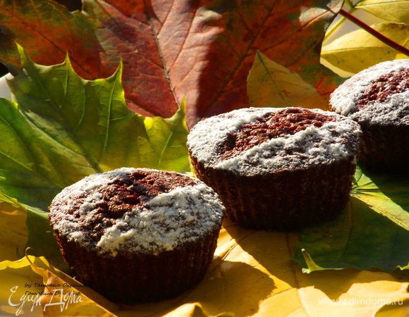 Какой безумный аромат исходит от кексов :) Тыква, корица и ваниль поочередно благоухают на кухне. Очень трудно устоять и не стащить один кекс :)