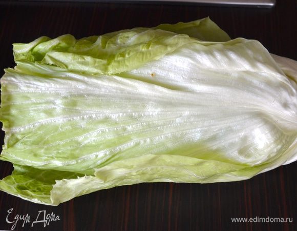 Нам потребуется вот такой вид кочанного салата... К сожалению, не знаю, как он называется по-русски. Внешне и по вкусу он является чем-то средним между пекинской капустой и салатом Айсберг. 
Яйца заранее отварить.