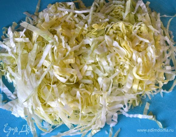 Салат нарезать тонкой соломкой. Переложить в миску.