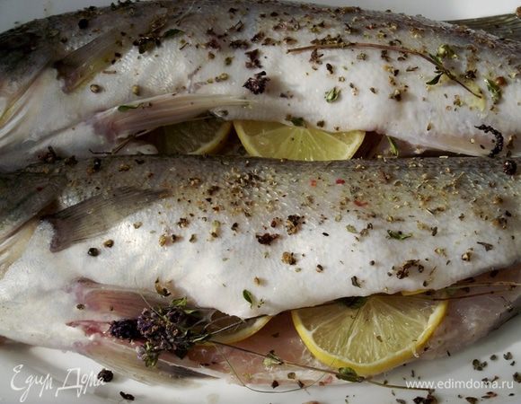 Смешать масло с соком половинки лимона, намазать этой смесью судака со всех сторон. Затем натереть рыбу смесью из соли, перцев и прованских трав. В брюшко положить 2-3 веточки тимьяна и дольки лимона. Оставить мариноваться 10 минут.