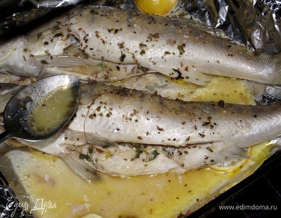 По истечении времени открыть фольгу и полить рыбу образовавшимся соком. Запекаем еще 5-7 минут.