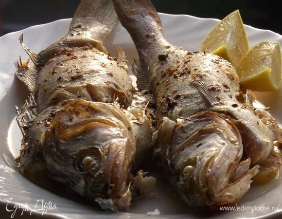 Лимон порезать на четвертушки и подавать вместе с рыбой. Это безумно вкусно, достаточно легко и ароматно :) Приятного аппетита :)