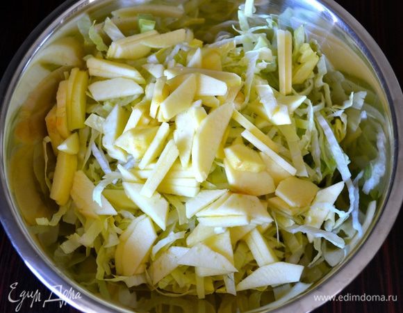 Яблоко очистить от кожуры и нарезать не очень мелко. Добавить к салату.
