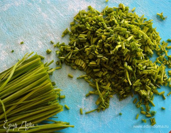 Измельчить шнитт-лук и добавить в салатницу. 