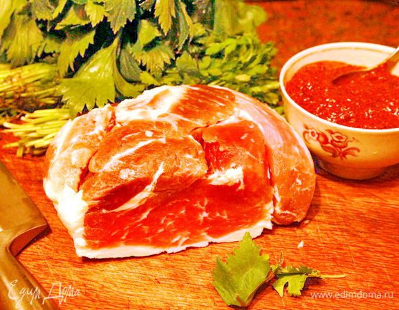 Готовим рассол: кипятим воду, добавляем 4 полных столовых ложки соли, 2-3 листочка лаврика, 5-6 горошин душистого перца и пару пестиков гвоздички. Все это доводим до кипения и ставим охлаждаться в комнатных условиях. После охлажения рассол процеживаем, выливаем в глубокую емкость, помещаем туда наш кусок мяса и ставим в холодильник. Рассол должен покрывать мясо. У меня мясо просаливалось два дня, каждый день раза по два-три я его переворачивала, чтобы оно просолилось равномерно. На третий день мясо вытаскиваем из рассола, хорошо промываем, высушиваем салфеткой и ставим под пресс. Готовим чаман: пажитник берем молотый (просто в ингредиентах я такой опции не нашла). Для чамана кипятим воду, бросаем туда лаврик, душистый перец и снимаем с огня, даем остыть так, чтобы палец не обжигало. В отдельную посуду засыпаем пажитник, сахар, соль, черный молотый перец, паприку, чеснок, зиру и начинаем заливать подготовленной водой все время помешивая, доведя массу до густоты хорошей сметаны. Даем окончательно остыть и ставим в холодильник на сутки. На фото чаман красного цвета. На этом подготовка закончена. На цвет фото не обращайте внимания - эксперименты...