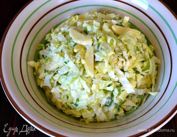 Выложить салат горкой в сервировочное блюдо. 