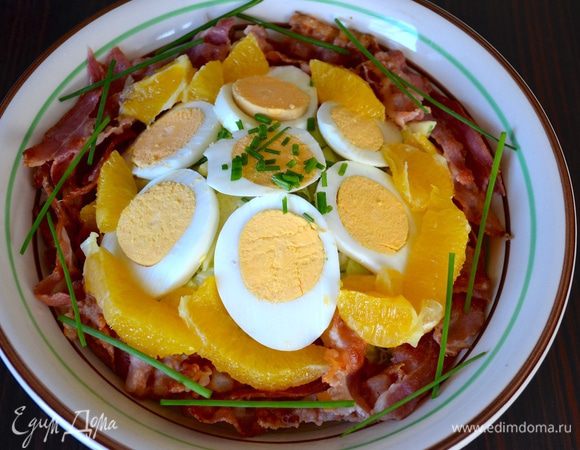 Поверху выложить нарезанное кружочками яйцо. Ниже выложить дольки апельсина. А основание салата выложить беконом, поломанным на кусочки. Я украсила салат "стрелками" шнитт-лука. Очень вкусно и нетривиально! 
