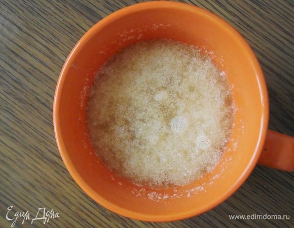 15 г желатина замачиваем в молоке с 1 столовой ложкой сахара на 10 минут.