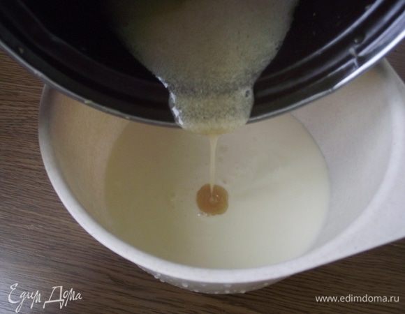 Поставить на маленький огонь желатиновую массу и нагревать, не давая закипеть, при постоянном помешивании до полного растворения сахара. 
Снять с огня, дать немного остыть. 
В это время взбить йогурт миксером,чем дольше мы взбиваем, тем более воздушным получается желе. Тоненькой струйкой влить теплый сироп и снова взбить до однородности.