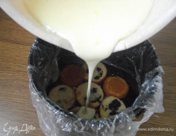 На дно формы выложить кусочки бисквита, а затем вылить йогуртовый крем. Поставить для застывания в холодильник.