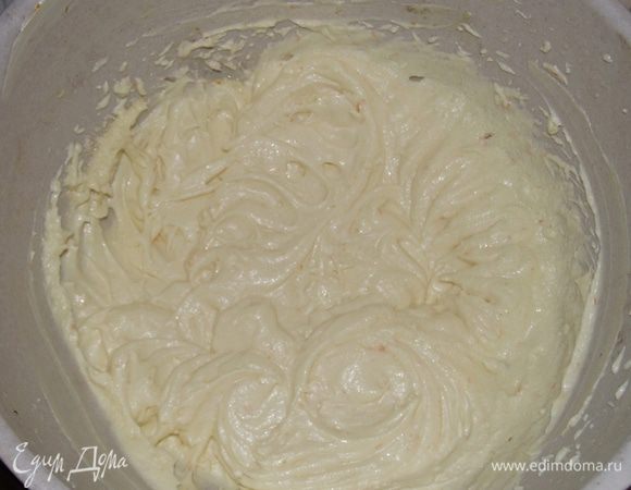 Замочить 30 г желатина в апельсиновом соке. Мягкое сливочное масло и сгущенное молоко взбиваем миксером до образования пышного крема.