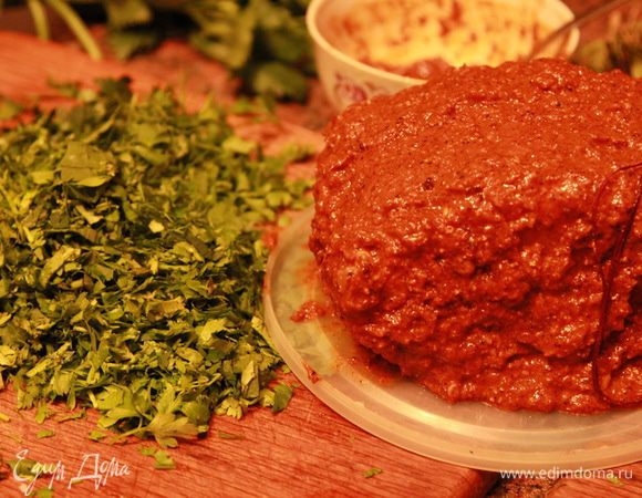 Обвязываем наше мясо шпагатом или нитками и густо обмазываем чаманом, приготовленным накануне.