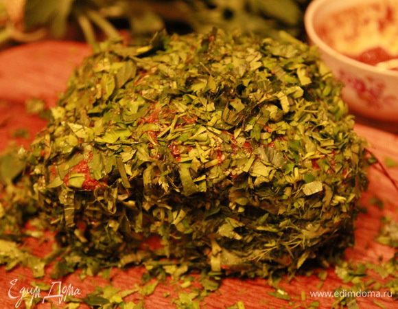 Рубим не мелко пучок кинзы и пучок петрушки и обваливаем в этом наше мясо в чамане.