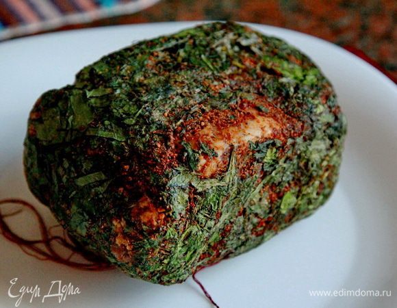 Утром я поменяла салфетку, поместила мясо в холщовый мешочек и подвесила на балконе. Скажу сразу, что погода решила меня помучить и на улице стало довольно тепло. Поэтому первую неделю я на день помещала мясо в холодильник, а на ночь вывешивала на балкон. Вторую неделю оно висело все время на балконе. В общем, сегодня ровно две недели, как мясо вялилось. Общество сказало "хватит", я слабо посопротивлялась и распаковала "посылочку". Вот такой вид имеем после двухнедельного вяления.