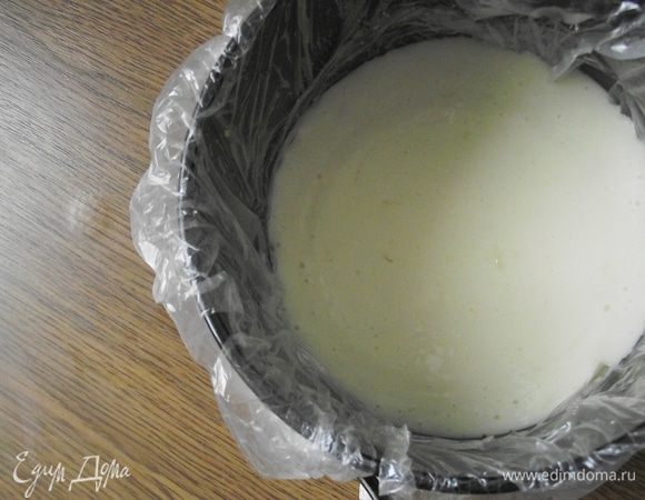 Белковую массу осторожно добавляем к взбитому маслу со сгущенкой и перемешиваем. Выливаем быстро суфле в форму, оно застывает на глазах и отправляем в холодильник. Через 10 минут слой застынет. Крем «птичье молоко» готов.