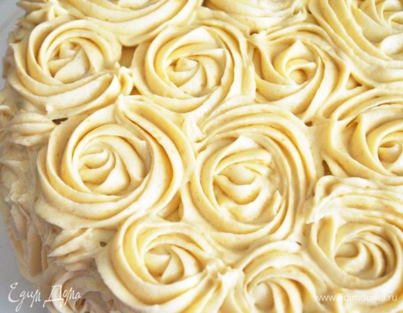 А это праздничный торт к приезду любимого мужа. Взбиваем сливки, отправляем в кондитерский мешок со специальной насадкой и украшаем торт. В каждый слой крема можно добавить краситель и создать свой букет роз :)