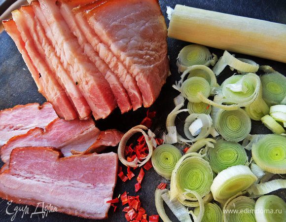 Бекон нарезать.