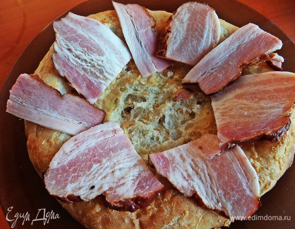 Разложить ломтики по краю лепёшки.