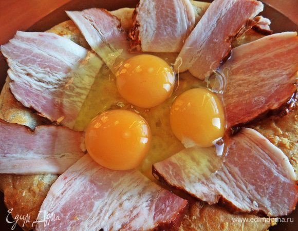 Вбить в центр 3 яйца.