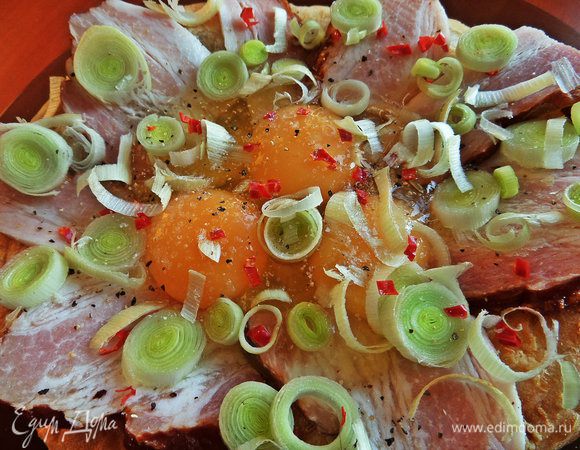 Посыпать сверху,посолить,поперчить. Можно посыпать сыром,но мне не хотелось закрывать красивый верхний вид,да и лепёшка была сырная!