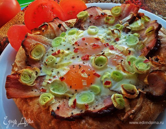 Смазываем форму маслом и запекаем лепёшку,пока яйца не схватятся,а лук и бекон не зарумянятся.