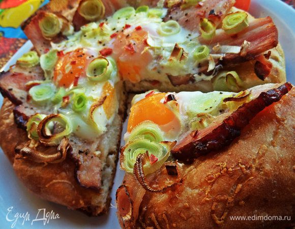 Отрезаем по кусочку и сразу подаём на завтрак или перекус!