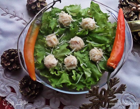 К горячей лепёшечке предлагаю подать помидорки или вот такой салатик от Светочки: http://www.edimdoma.ru/retsepty/70875-novogodniy-salat-snezhki Делать не трудно,но все с удовольствием покушали его)))