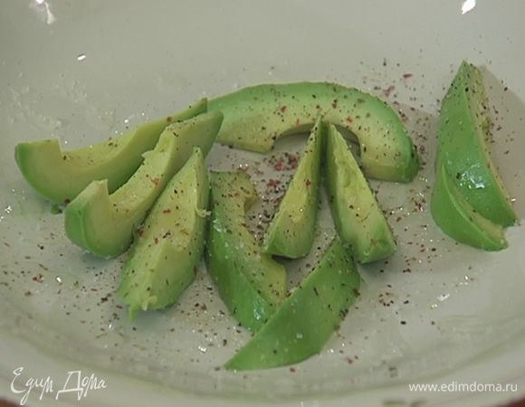 Дольки авокадо выложить на тарелку, сбрызнуть соком лайма, посолить и поперчить.