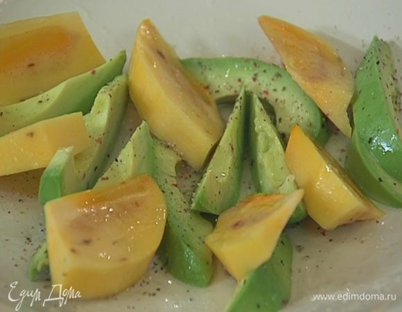 Хурму очистить от кожуры, нарезать дольками, выложить на тарелку с авокадо и сбрызнуть оставшимся соком лайма.