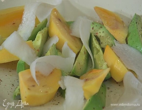 Дайкон почистить, нарезать тонкими полосками (можно воспользоваться овощечисткой) и выложить на хурму с авокадо, затем добавить салатные листья.