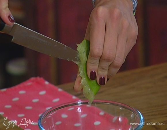 Из второй половинки лайма выжать 2 ст. ложки сока.