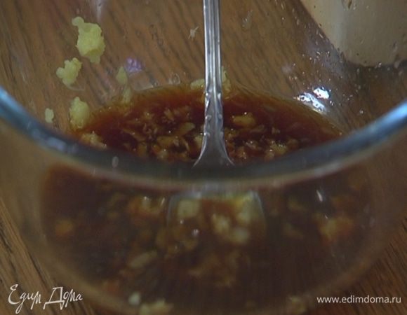 Приготовить заправку: перемешать сок лайма с рисовым уксусом, соевым соусом, имбирным вареньем и натертым имбирем.