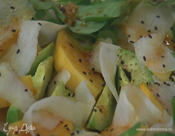 Полить салат заправкой и присыпать кунжутом. Подавать с оставшейся заправкой.